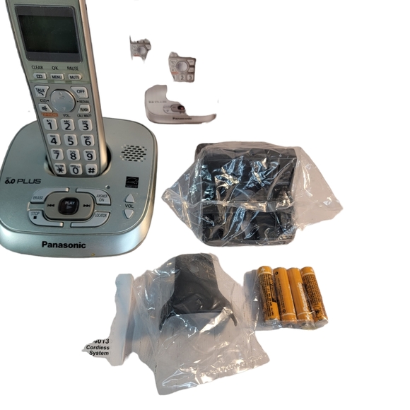 Panasonic 6.0 KX-TG4022 Expandable Digital Cordless Andwering System - Picture 6 of 14